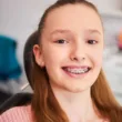 nastolatka z aparatem ortodontycznym na zębach