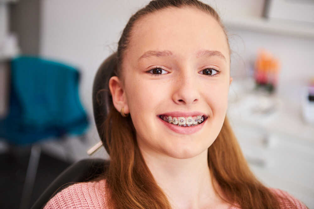 nastolatka z aparatem ortodontycznym na zębach